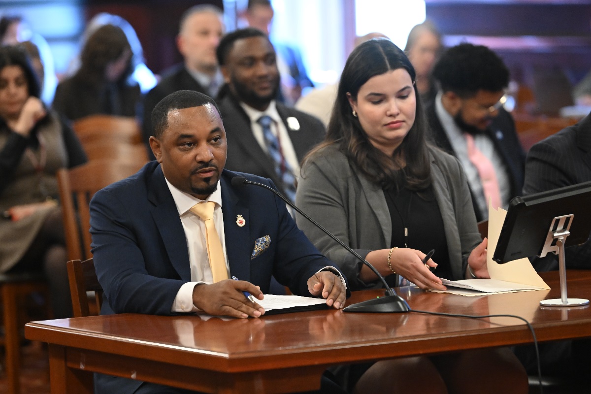 (Photo) Sen. Preston addresses committee
